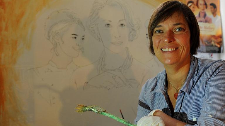 Die Filmplakatmalerin Katrin Wulfers in ihrem Atelier in Bremen