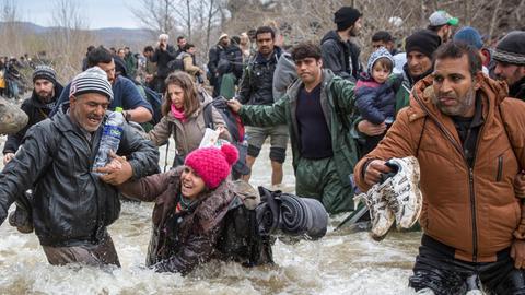 Mazedonische Flüchlinge flüchten durch das Wasser