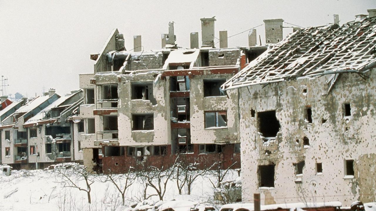 Blick auf Häuserruinen im Schnee im Zentrum der bosnischen Hauptstadt Sarajevo, aufgenommen im Februar 1996.