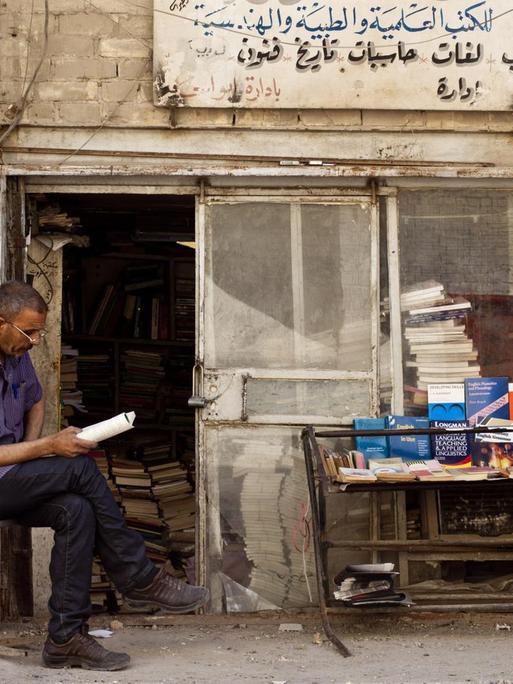 Ein Buchhändler an seinem Stand in der Muntanabi-Straße.