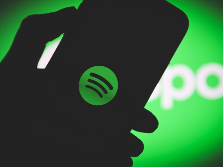 Das Logo von Spotify wird auf einem Smartphone angezeigt.