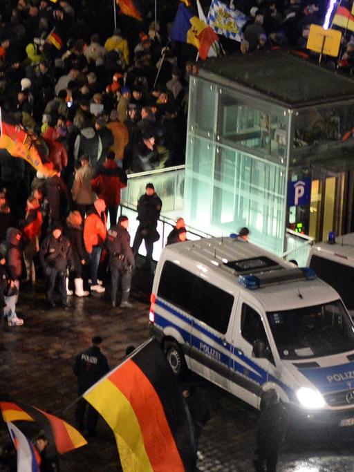 Anhänger des islamkritischen Pegida-Bündnisses versammeln sich am 09.02.2015 vor der Frauenkirche in Dresden (Sachsen). Die "Patriotischen Europäer gegen die Islamisierung des Abendlandes" (Pegida) haben erstmals nach der Spaltung der Bewegung wieder zu einer Kundgebung in Sachsens Landeshauptstadt aufgerufen.