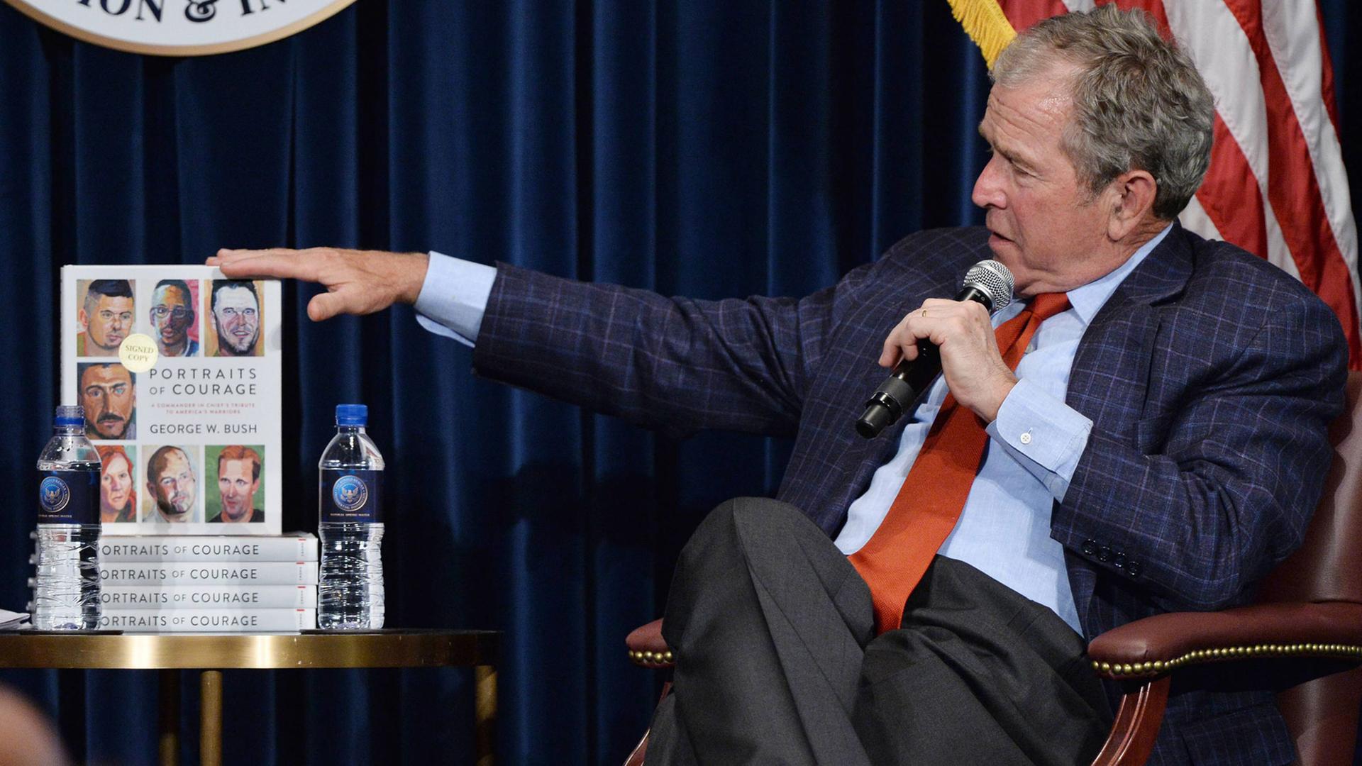  Ex-US-Staatspräsident George W. Bush präsentiert sein Buch "Portraits of Courage".