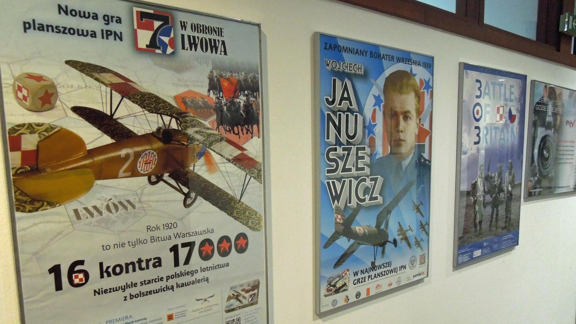 Plakate von Filmprojekten des polnischen Instituts für nationales Gedenken. "16 gegen 17.000" etwa erzählt den Siegreiche polnischen Armee gegen eine sowjetische Übermacht 1920 vor Warschau.