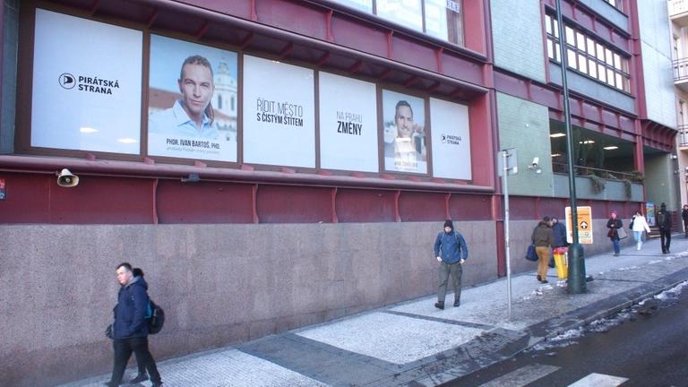 Im Hauptquartier der Piraten in Prag hoffen die Mitglieder auf 20 Prozent bei der EU-Wahl im Mai. An der Außenwand hängen Wahlplakate.