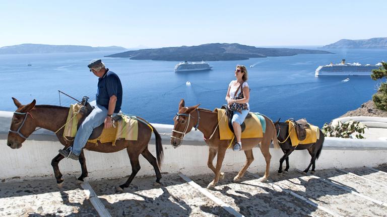 Tourist riding a donkey up the steps leading from the old port to the village of Fira on the Greek island of Santorini. PUBLICATIONxINxGERxSUIxAUTxONLY Copyright: xEricxNathan/LOOPxIMAGESx ENT7614WT041

Tourist Riding a Donkey up The Steps Leading from The Old Port to The Village of Fira ON The Greek Iceland of Santorini PUBLICATIONxINxGERxSUIxAUTxONLY Copyright xEricxNathan LOOPxIMAGESx ENT7614WT041