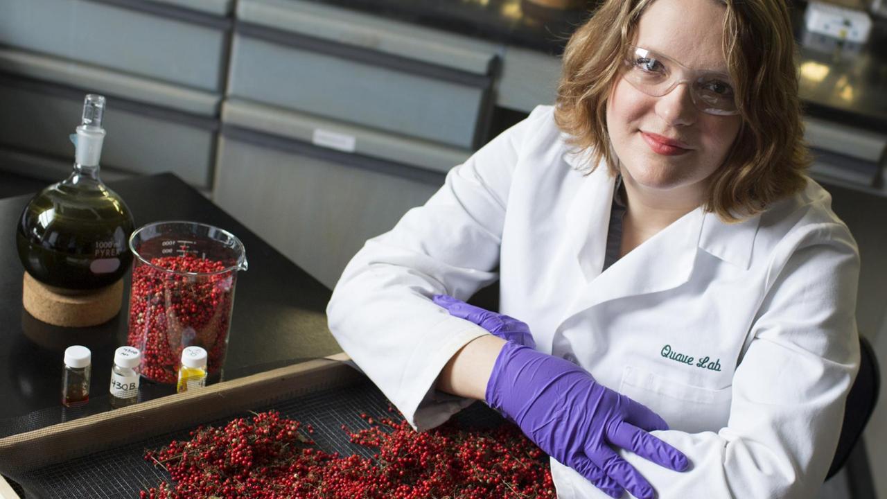 Dr. Cassandra Quave mit den Beeren des brasilianischen Pfefferbaums