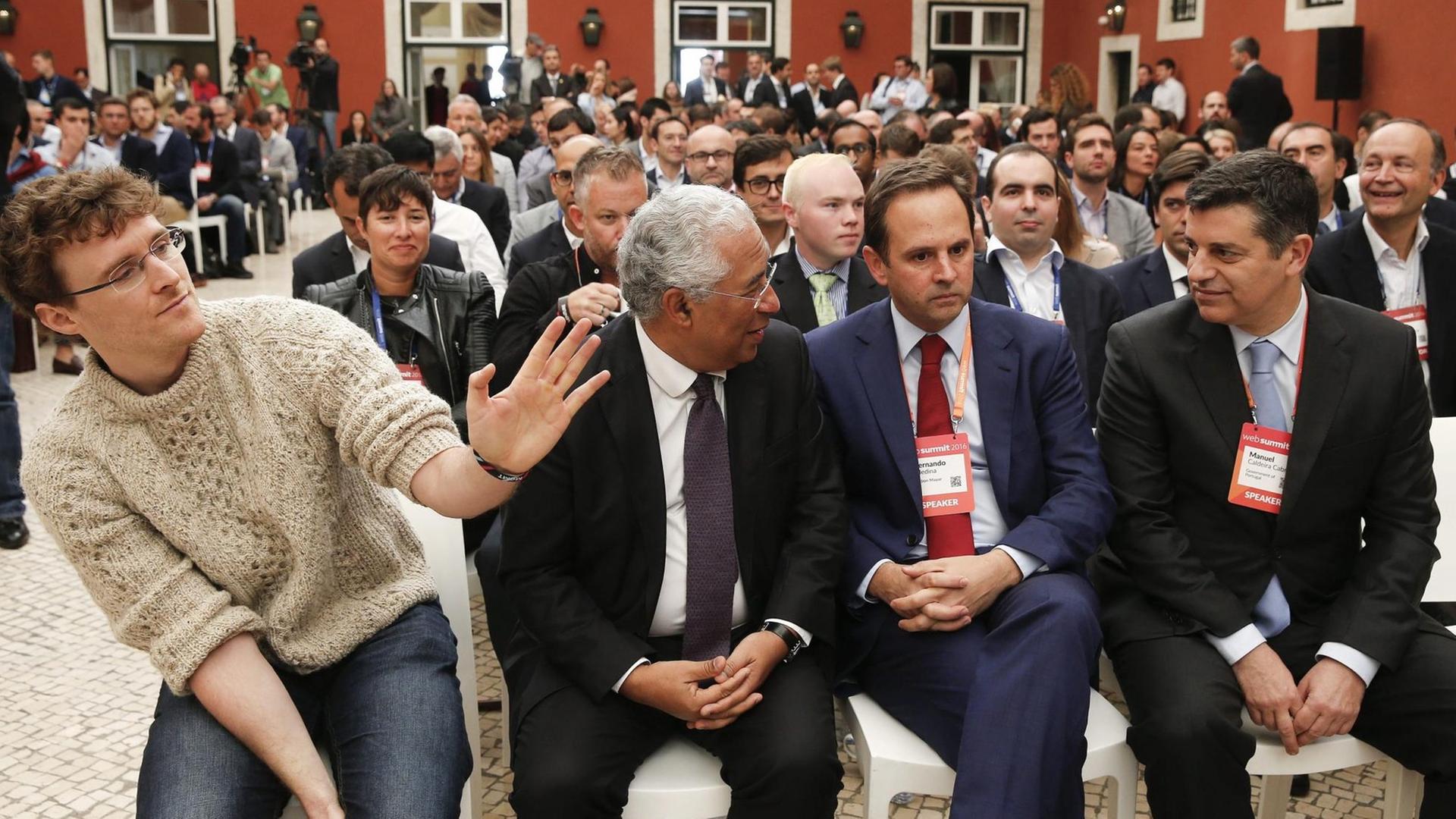 Teilnehmer des Web Summit in Lissabon, unter anderem Portugals Regierungschef Antonio Costa (2. v. l.) sowie der Mitbegründer der Konferenz, Paddy Cosgrave (l).