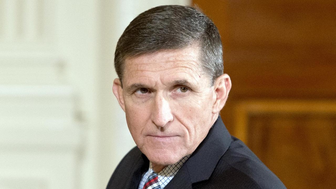 Michael Flynn schaut bei einer Pressekonferenz seitlich in die Kameras. 