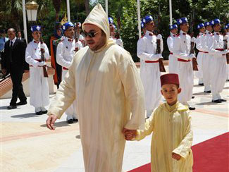Szene aus dem Jahr 2009: Marokkos König Mohammed VI. mit seinem Sohn bei den Feierlichkeiten zum zehnjährigen Thronjubiläum.
