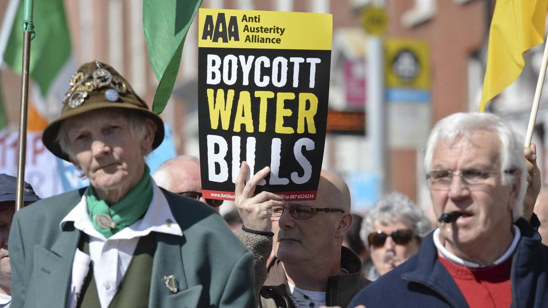 Tausende von Menschen besuchen eine Anti-Wassergebühren-Demonstration in Dublin