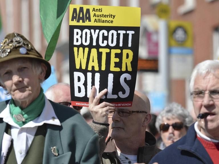 Tausende von Menschen besuchen eine Anti-Wassergebühren-Demonstration in Dublin