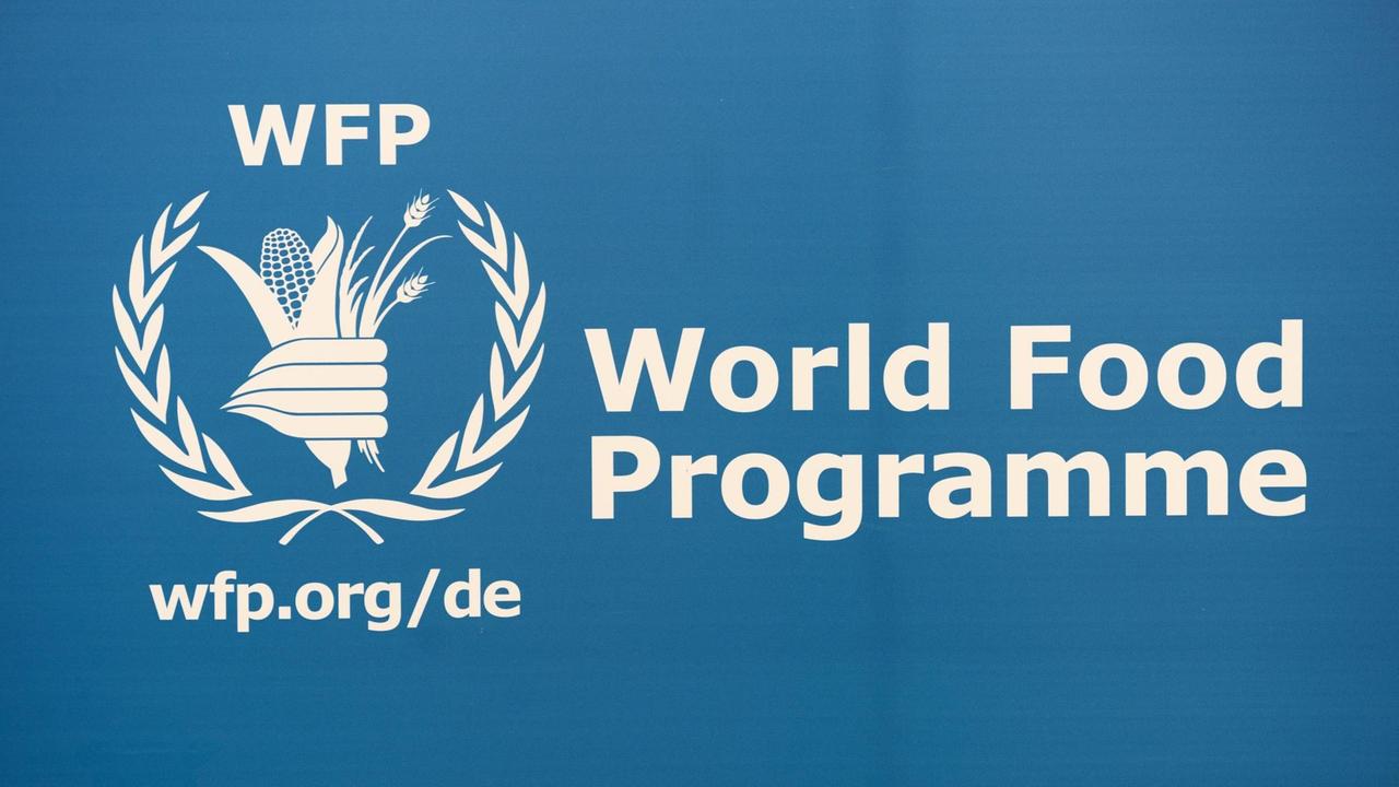 Das Logo des Welternährungsprogramms (WFP): Weiße Ähren auf dunkelblauem Untergrund mit der Aufschrift "World Food Programme"