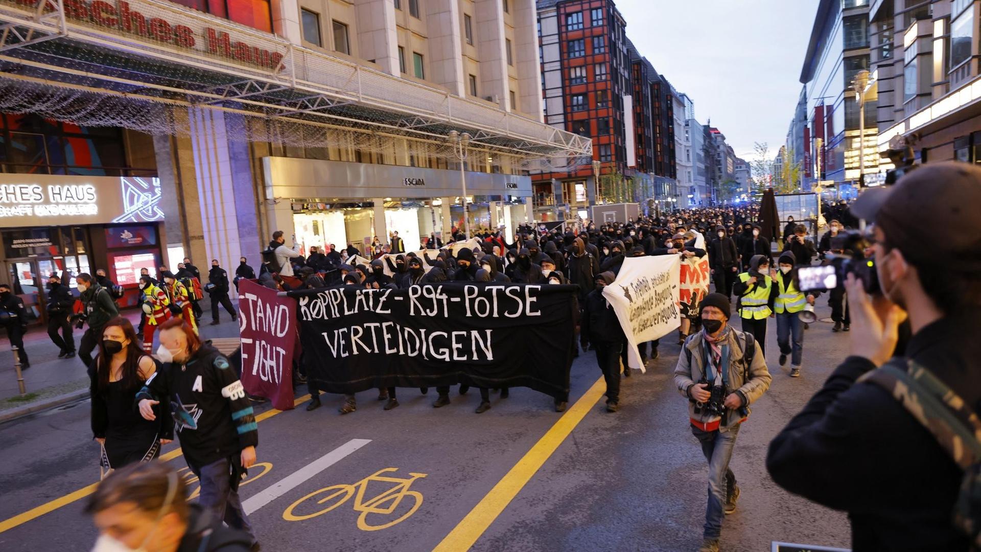 Etwa 2400 Demonstranten demonstrieren für den Erhalt der Köpi.