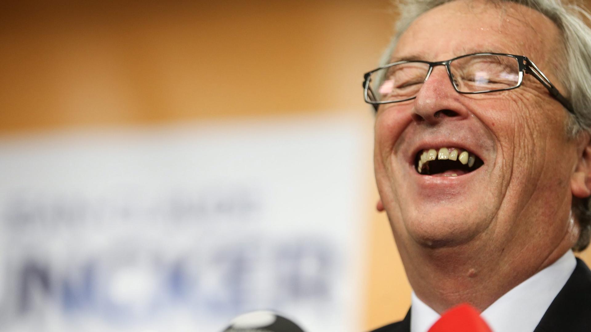Jean-Claude Juncker lacht bei einer Pressekonferenz am Tag nach der Europawahl.