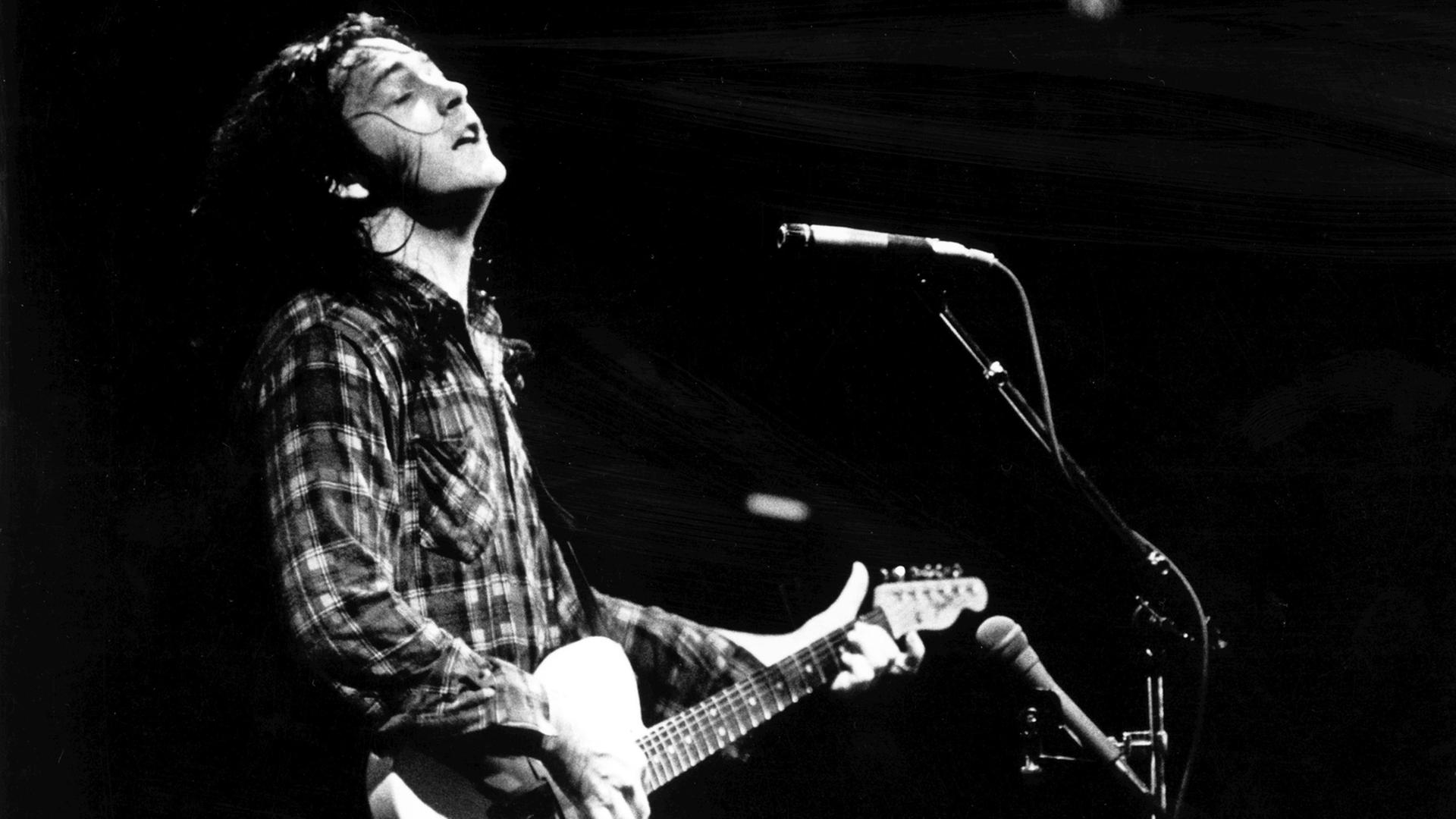 Der irische Gitarrist und Singer-Songwriter Rory Gallagher tritt während seiner Deutschland-Tournee am 9. Oktober 1979 in der Offenbacher Stadthalle auf
