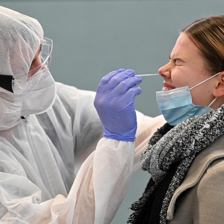 Ein Helfer nimmt bei Michelle Walther, Berufsschülerin, eine Probe für einen Corona-Schnelltest im Staatlichen Berufsbildenden Schulzentrum Hildburghausen. Mit der Durchführung von Schnelltests bei Schülern, Lehrern und Kita-Kindern will der Kreis erreichen, dass die seit 25. November wegen hoher Infektionszahlen geschlossenen Kitas und Schulen schrittweise wieder geöffnet werden können. Ein Helfer nimmt bei Michelle Walther, Berufsschülerin, eine Probe für einen Corona-Schnelltest im Staatlichen Berufsbildenden Schulzentrum Hildburghausen. Mit der Durchführung von Schnelltests bei Schülern, Lehrern und Kita-Kindern will der Kreis erreichen, dass die seit 25. November wegen hoher Infektionszahlen geschlossenen Kitas und Schulen schrittweise wieder geöffnet werden können.