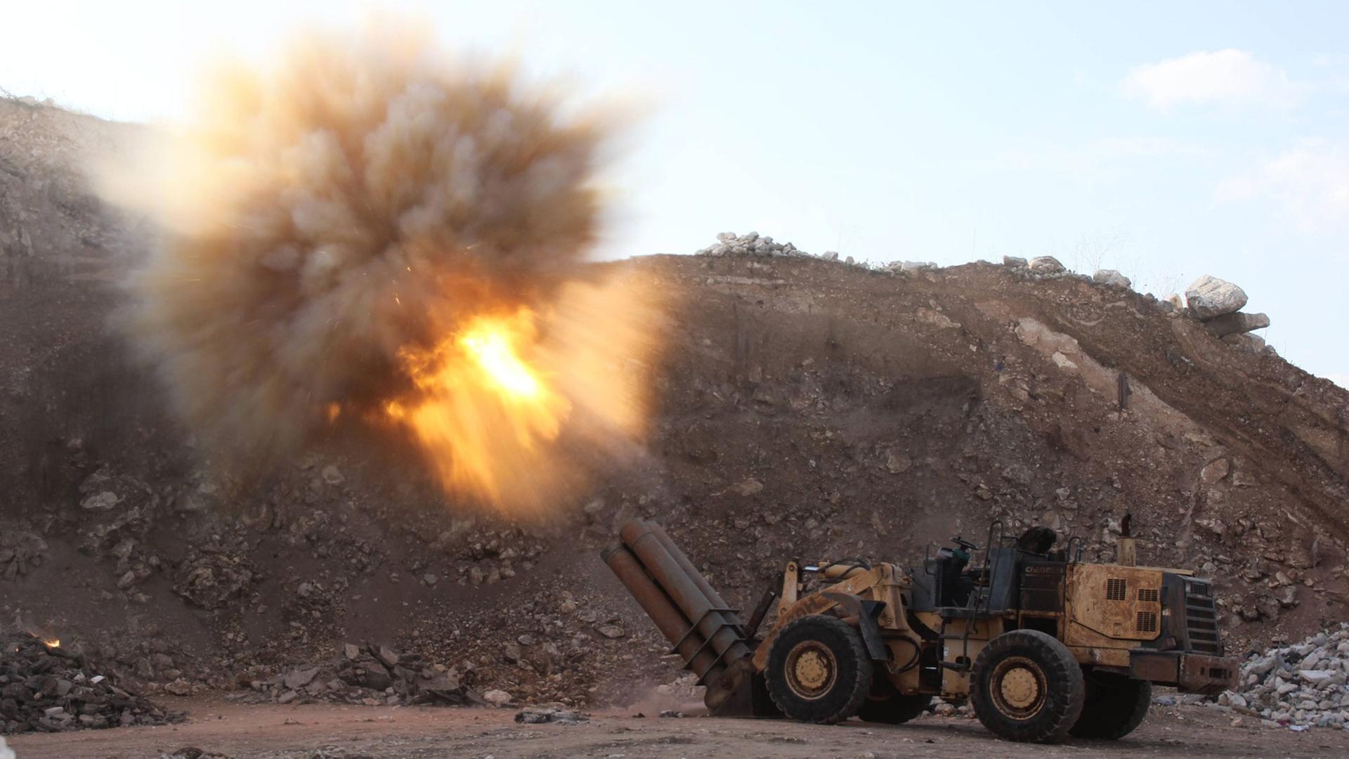 Rebellen der sogenannten Freien Syrische Armee feuern selbstgebaute Bomben auf die Stadt Aleppo ab.