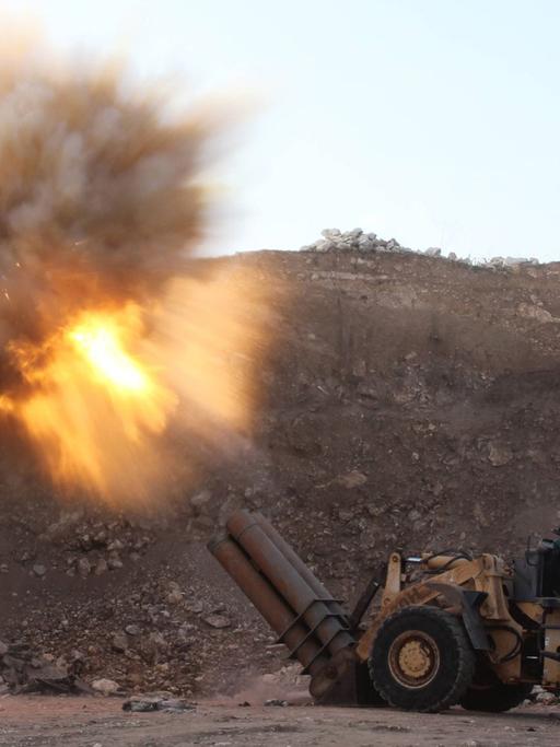 Rebellen der sogenannten Freien Syrische Armee feuern selbstgebaute Bomben auf die Stadt Aleppo ab.