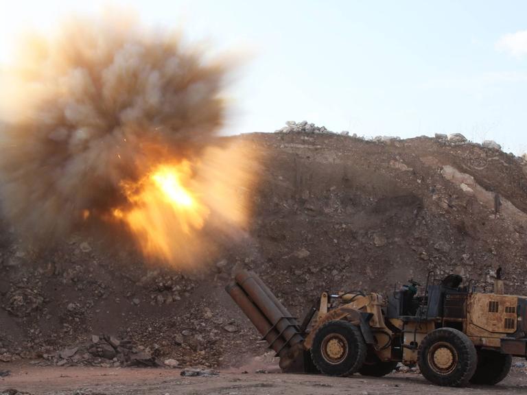 Rebellen der sogenannten Freien Syrische Armee feuern selbstgebaute Bomben auf die Stadt Aleppo ab.
