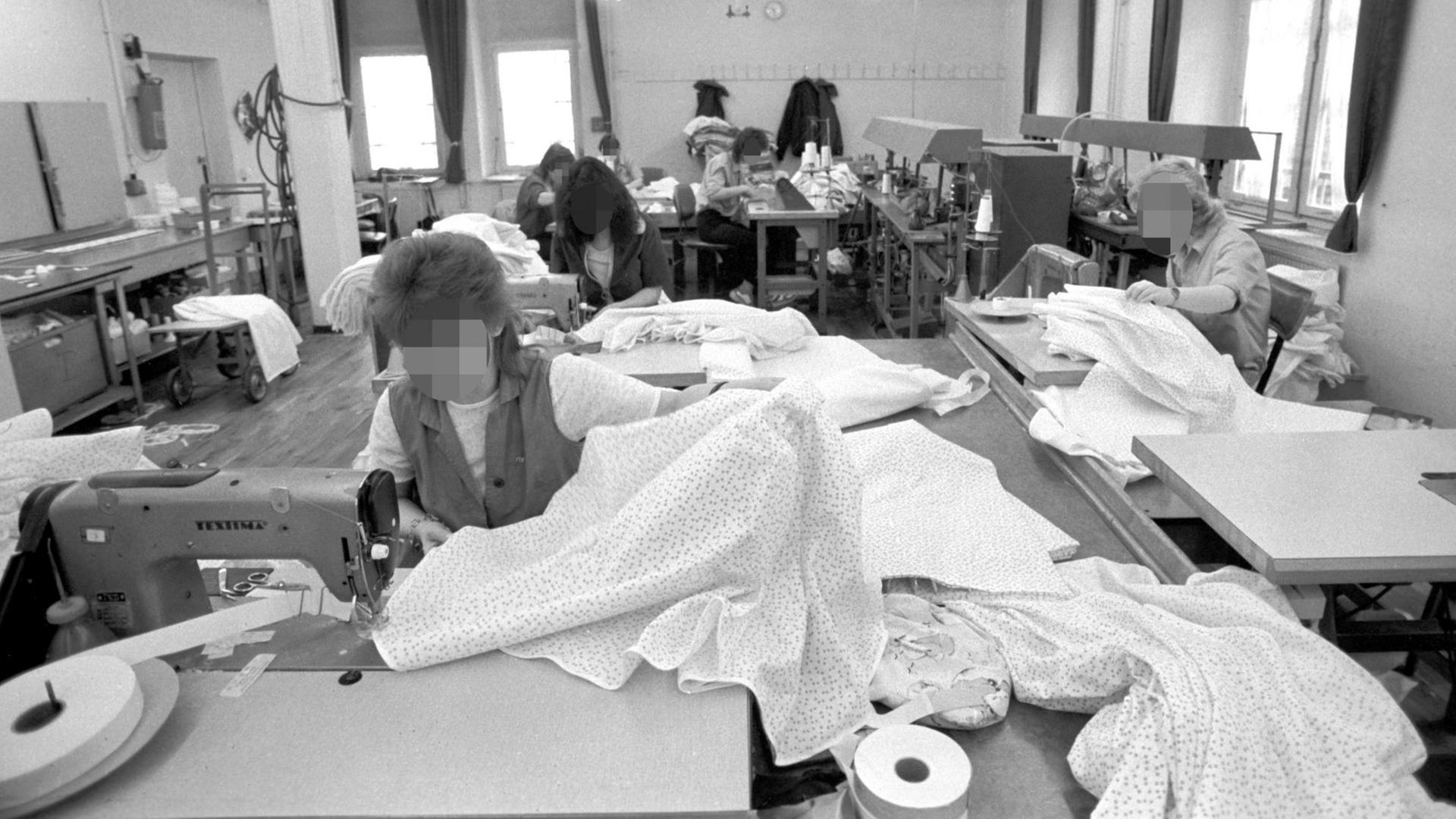 Weibliche Häftlinge im Frauengefängnis Stollberg - Hoheneck bei der Zwangsarbeit in einer Näherei, aufgenommen im Dezember 1989.