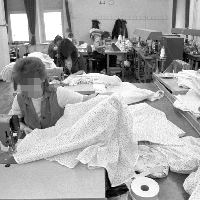 Weibliche Häftlinge im Frauengefängnis Stollberg - Hoheneck bei der Zwangsarbeit in einer Näherei, aufgenommen im Dezember 1989. In Hoheneck waren kriminelle und politische Gefangene untergebracht. Genäht wurde u.a. Bettwäsche für (westdeutsche) Versandhäuser in der BRD.