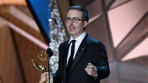 Der US-Latenight-Talker John Oliver steht 2016 bei den Emmy Awards auf der Bühne und hält seinen Preis in der Hand. Die Emmys gelten als wichtigste US-amerikanische Fernseh-Auszeichnungen.