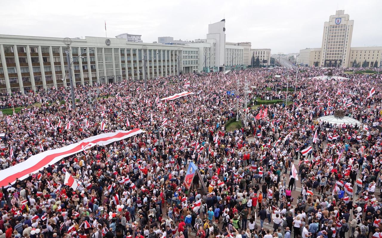 Tausende Menschen versammeln sich auf dem Platz der Unabhängigkeit zu einem Protest. Die Demonstranten gehen in der belarussischen Hauptstadt und in anderen Städten auf die Straße und drängen weiterhin auf den Rücktritt von Präsident Lukaschenko.
