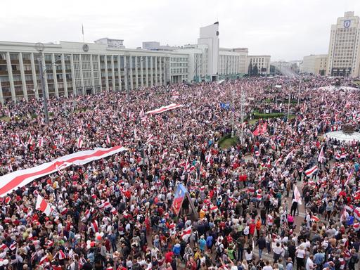 Tausende Menschen versammeln sich auf dem Platz der Unabhängigkeit zu einem Protest. Die Demonstranten gehen in der belarussischen Hauptstadt und in anderen Städten auf die Straße und drängen weiterhin auf den Rücktritt von Präsident Lukaschenko. Tausende Menschen versammeln sich auf dem Platz der Unabhängigkeit zu einem Protest. Die Demonstranten gehen in der belarussischen Hauptstadt und in anderen Städten auf die Straße und drängen weiterhin auf den Rücktritt von Präsident Lukaschenko.