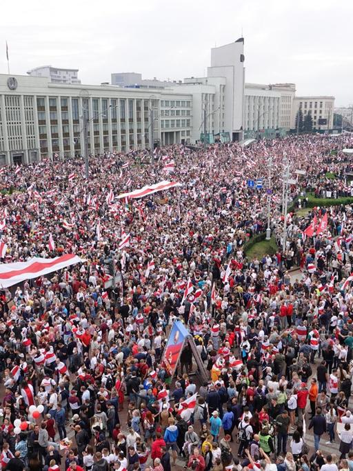 Tausende Menschen versammeln sich auf dem Platz der Unabhängigkeit zu einem Protest. Die Demonstranten gehen in der belarussischen Hauptstadt und in anderen Städten auf die Straße und drängen weiterhin auf den Rücktritt von Präsident Lukaschenko. Tausende Menschen versammeln sich auf dem Platz der Unabhängigkeit zu einem Protest. Die Demonstranten gehen in der belarussischen Hauptstadt und in anderen Städten auf die Straße und drängen weiterhin auf den Rücktritt von Präsident Lukaschenko.