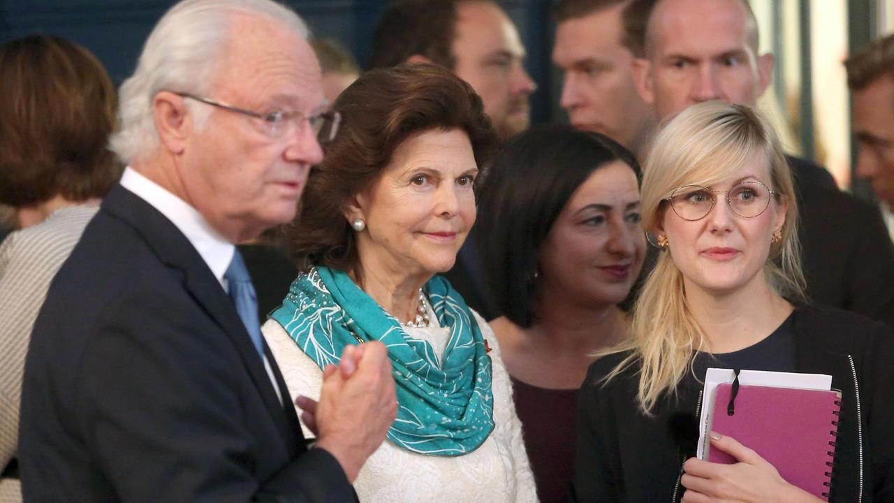 Annamaria Olsson (rechts), Gründerin der Ehrenamts-Initiative "Give Something Back to Berlin", hier mit dem schwedischen Königspaar Carl Gustaf und Silvia, am 7. Oktober 2016 in Berlin