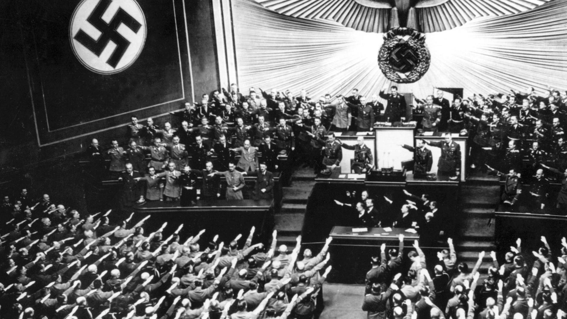 Blick in die Berliner Krolloper während der Reichstagssitzung am 6. Oktober 1939. Adolf Hitler zog in seiner Rede eine Bilanz des Polenfeldzugs und machte ein "Friedensangebot", das unter anderem die Annerkennung der deutschen Eroberungen vorausssetzte und somit wenige Tage später von Frankreich und Großbritannien abgelehnt wurde.