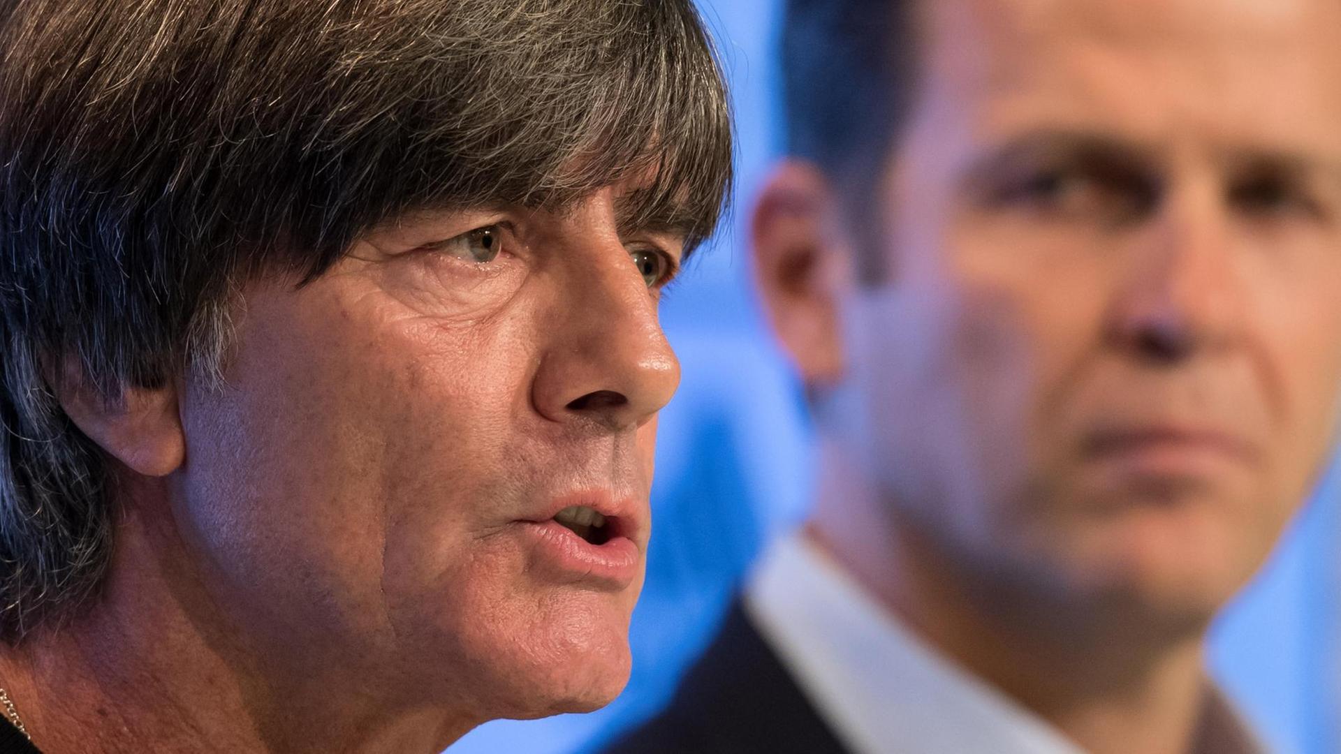 29.08.2018, Bayern, München: Deutsche Fußball-Nationalmannschaft, Präsentation der WM-Analyse und Kader-Bekanntgabe für die Länderspiele gegen Frankreich und Peru. Bundestrainer Joachim Löw (l) und Teammanager Oliver Bierhoff bei der Pressekonferenz.