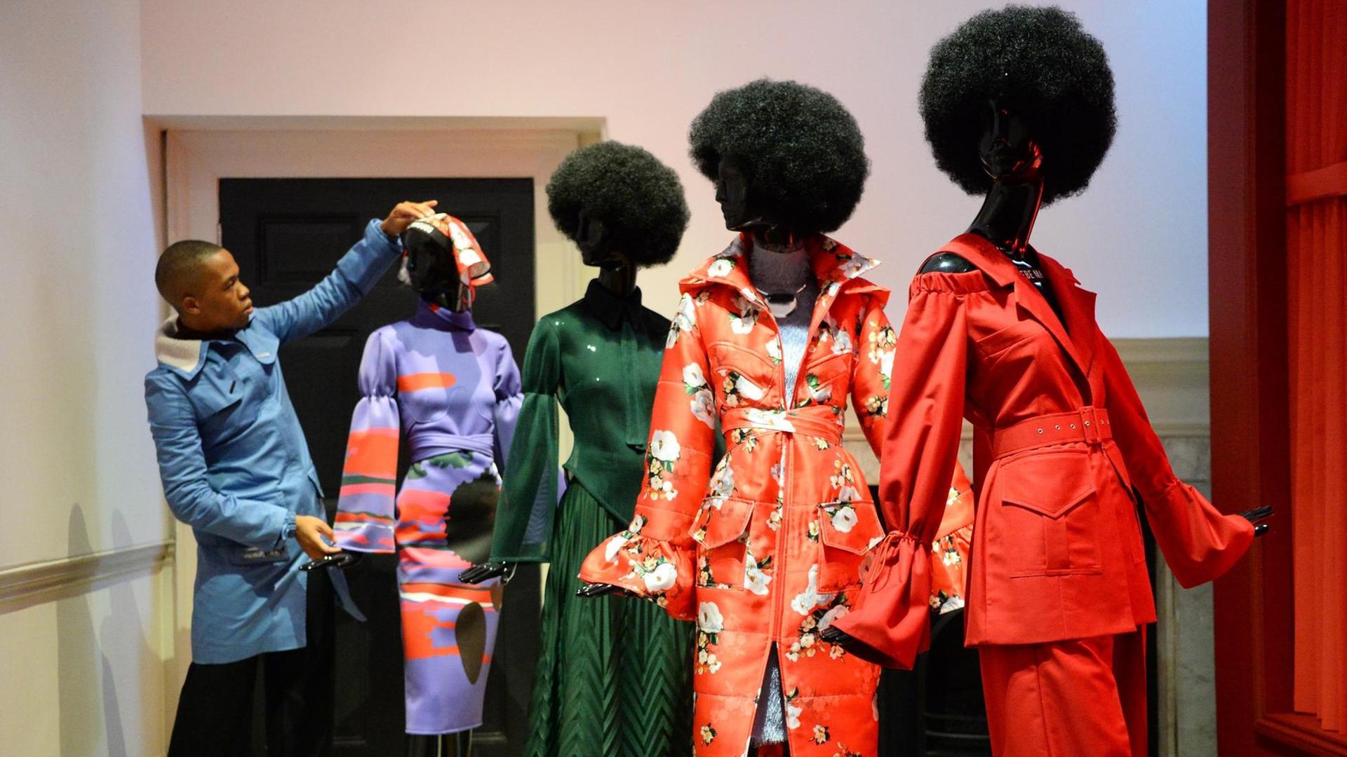 Thebe Magugu mit seiner Installation African Studies, die zusammen mit weiteren Designern aus 16 Ländern für das International Fashion Showcase im Somerset House in London geschaffen wurden.