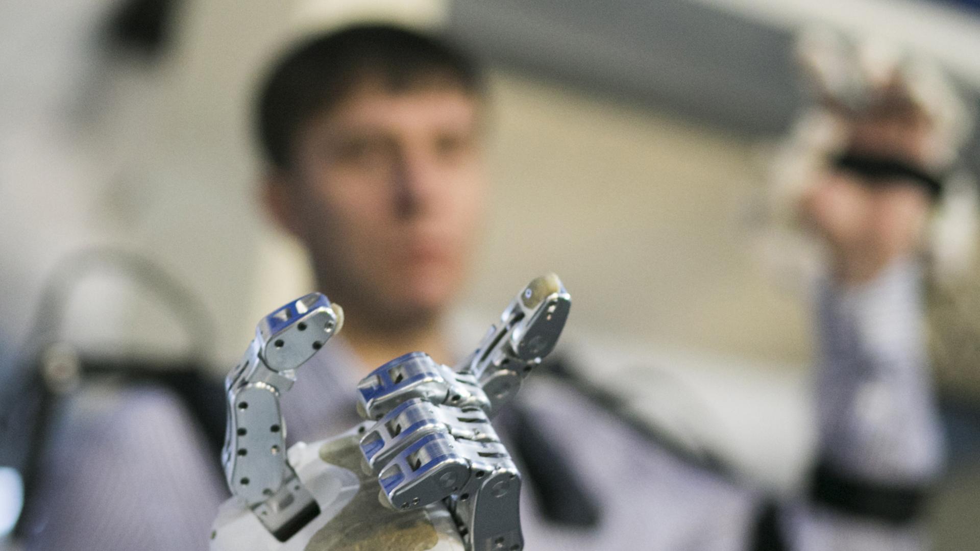Die linke Hand eines Space Roboters SAR-401 