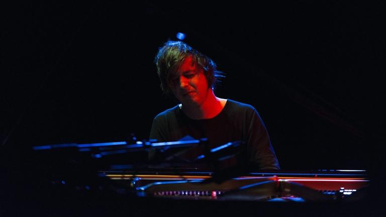 Der Pianist Michael Wollny bei einem Live-Auftritt am Klavier