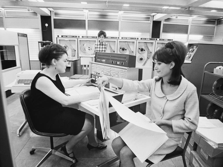 Willow Winston und Gaynor Helfen, die für 'Operation Match' arbeiten, werten Daten für den ersten Computer-Dating-Dienst aus, Großbritannien, 3. Oktober 1965.
