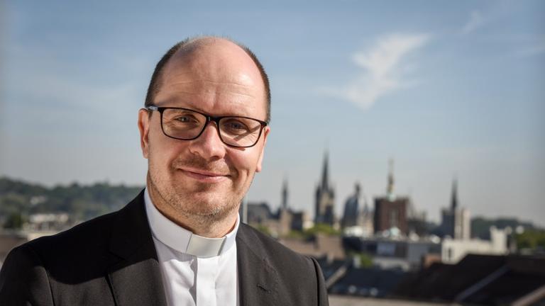 Dirk Bingener, designierter Präsident des Kindermissionswerks "Die Sternsinger" und des Internationalen Katholischen Missionswerks missio Aachen, vor dem Aachener Dom am 30. August 2019 in Aachen.