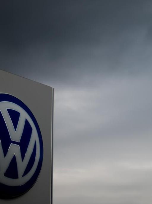 Ein VW-Logo ist auf einem Schild eines Volkswagen-Händlers in Hannover angebracht