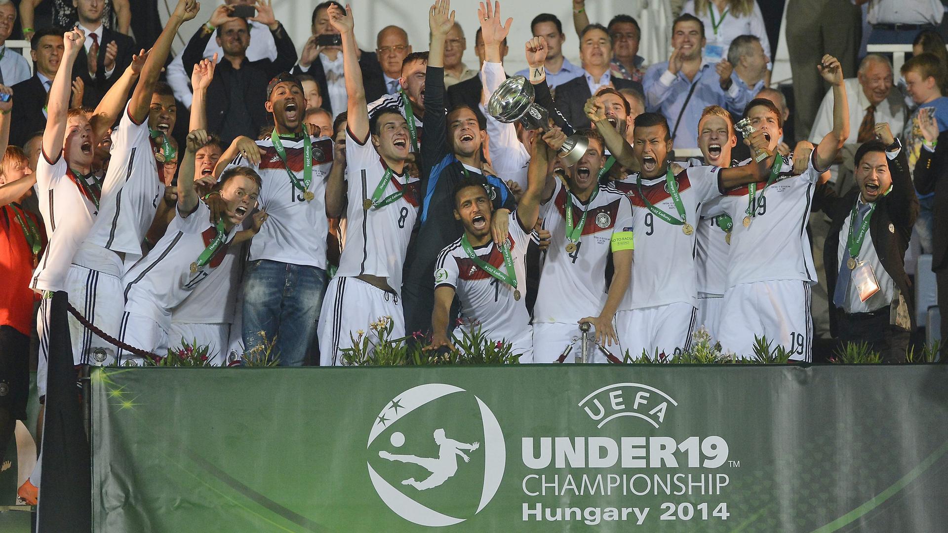 Die deutsche U-19 National-Mannschaft feiert ihren Sieg