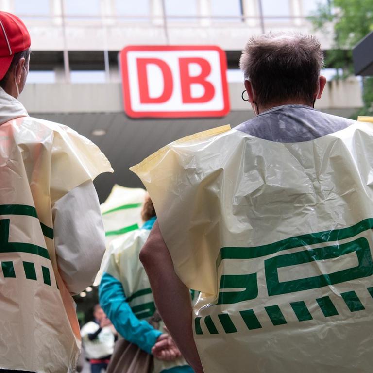 Mitglieder der Gewerkschaft Deutscher Lokomotivführer (GDL) nehmen vor dem Eingang der Deutschen Bahn (DB) Regio AG an einer Protestkundgebung teil. Die GDL hat ihre Mitglieder zum Streik aufgerufen.