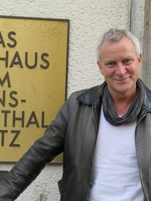 Der Sänger und Liedermacher Dirk Michaelis vor unserem Funkhaus am Hans-Rosenthal-Platz.