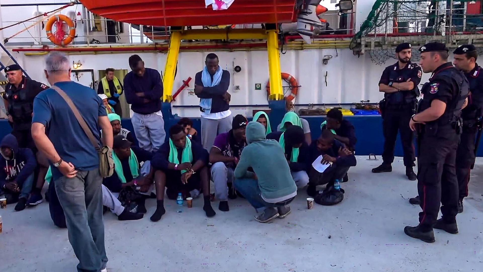 Migranten auf der Sea-Watch 3 am 29. Juni 2019 vor Lampedusa, Italian (Videostill)