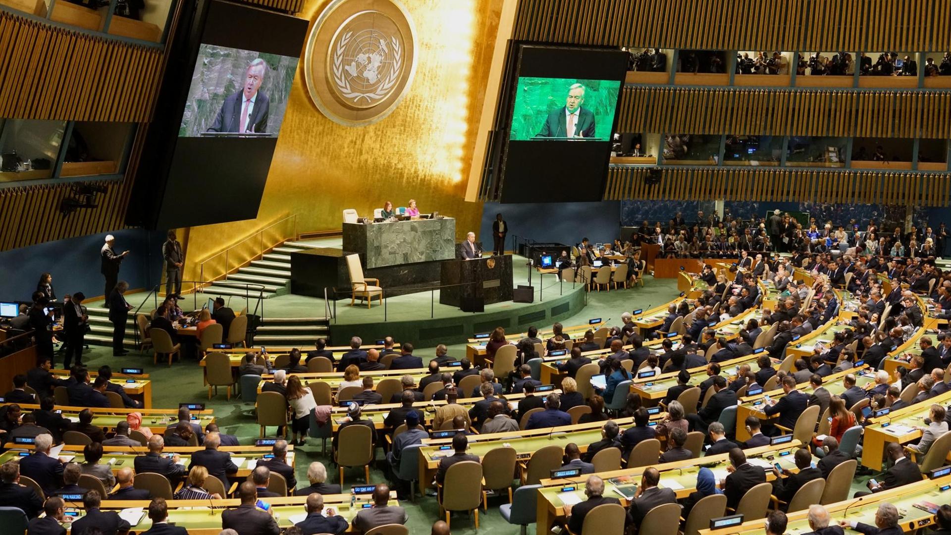 Das Foto zeigt den Chef von der UNO. Er heißt Antonio Guterres.