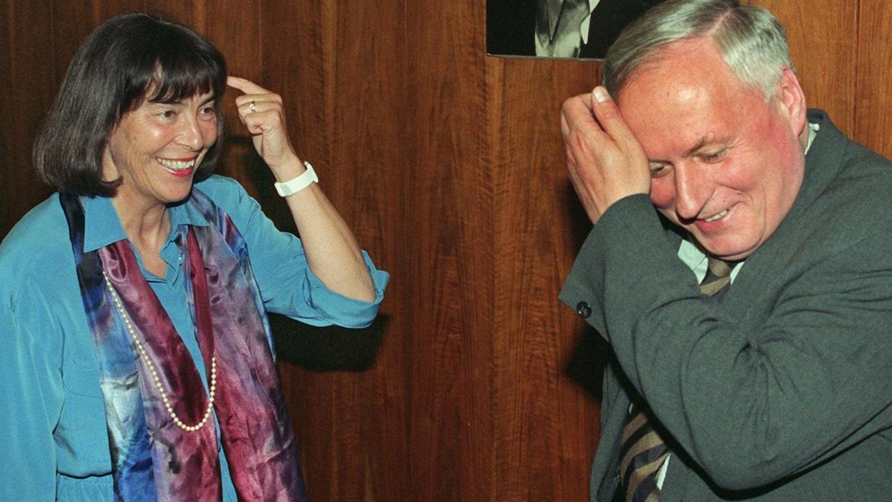 Einen Vogel zeigt die finanzpolitische Sprecherin der SPD-Bundestagsfraktion, Ingrid Matthäus-Maier dem SPD-Parteivorsitzenden Oskar Lafontaine zu Beginn der Fraktionssitzung der Sozialdemokraten in Bonn (Bild aus dem Jahr 1998)