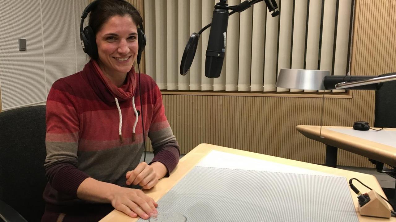 Nadine Apetz zu Besuch im Dlf-Studio.