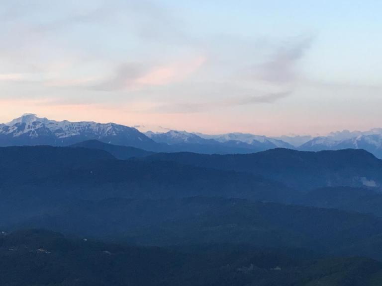 Die Gipfel des Kaukasus-Gebirges sind auch im Sommer schnee- und eisbedeckt.