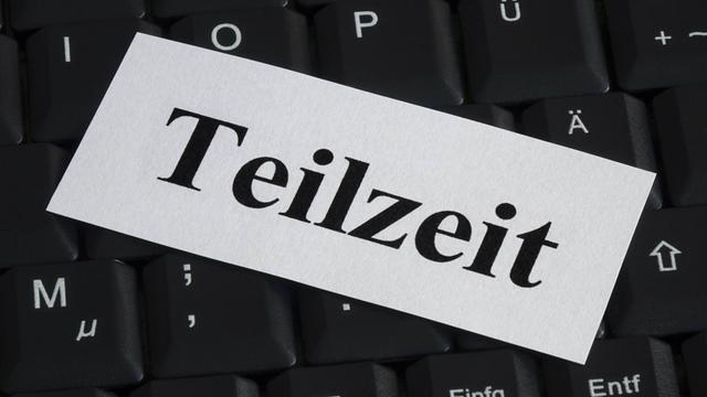 Eine Computertastatur, darüber liegt ein Schild mit der Aufschrift "Teilzeit" Eine Computertastatur, darüber liegt ein Schild mit der Aufschrift "Teilzeit"