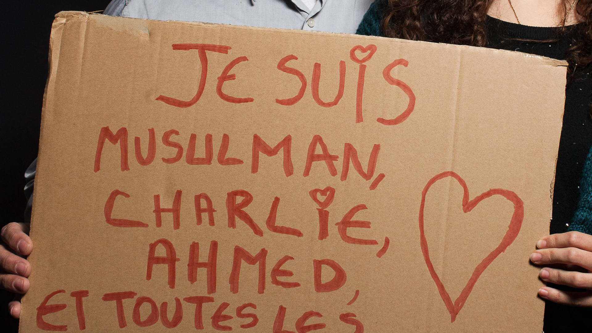 Ein Schild trägt die Aufschrift: Je suis Musulman, Charlie, Ahmed et toutes les Victimes.