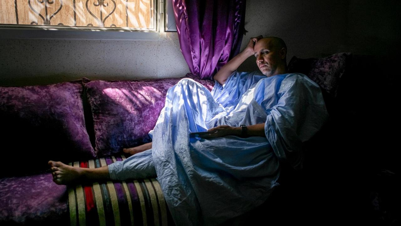 Mohamedou Slahi entspannt sich auf dem Sofa im Haus eines Freundes in Nouakchott, Mauretanien.